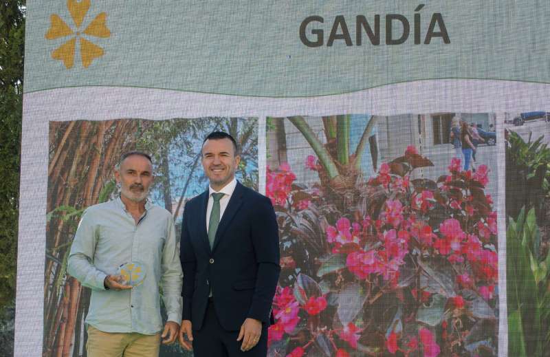 Vicent MompÃ³ participa en el reconocimiento que Viles en Flor ha hecho a GandÃ­a por sus acciones a favor de los espacios verdes pÃºblicos

