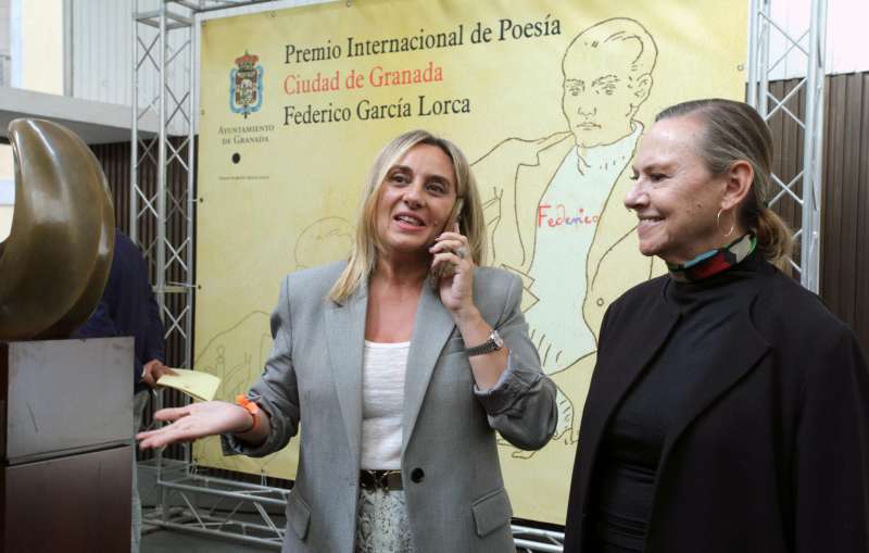 La alcaldesa de Granada, Marifrán Carazo (i), junto a la presidenta de la Fundación Federico García Lorca y sobrina del poeta, Laura García Lorca de los Ríos, comunica al poeta valenciano Jaime Siles que ha ganado el XXII Premio Internacional de Poesía. EFE/Pepe Torres
 La alcaldesa de Granada, Marifrán Carazo (i), junto a la presidenta de la Fundación Federico García Lorca y sobrina del poeta, Laura García Lorca de los Ríos, comunica al poeta valenciano Jaime Siles que ha ganado el XXII Premio Internacional de Poesía. EFE/Pepe Torres
