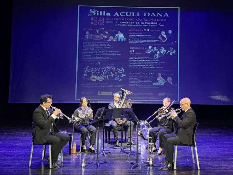 Els músics ofereixen un concert. EPDA